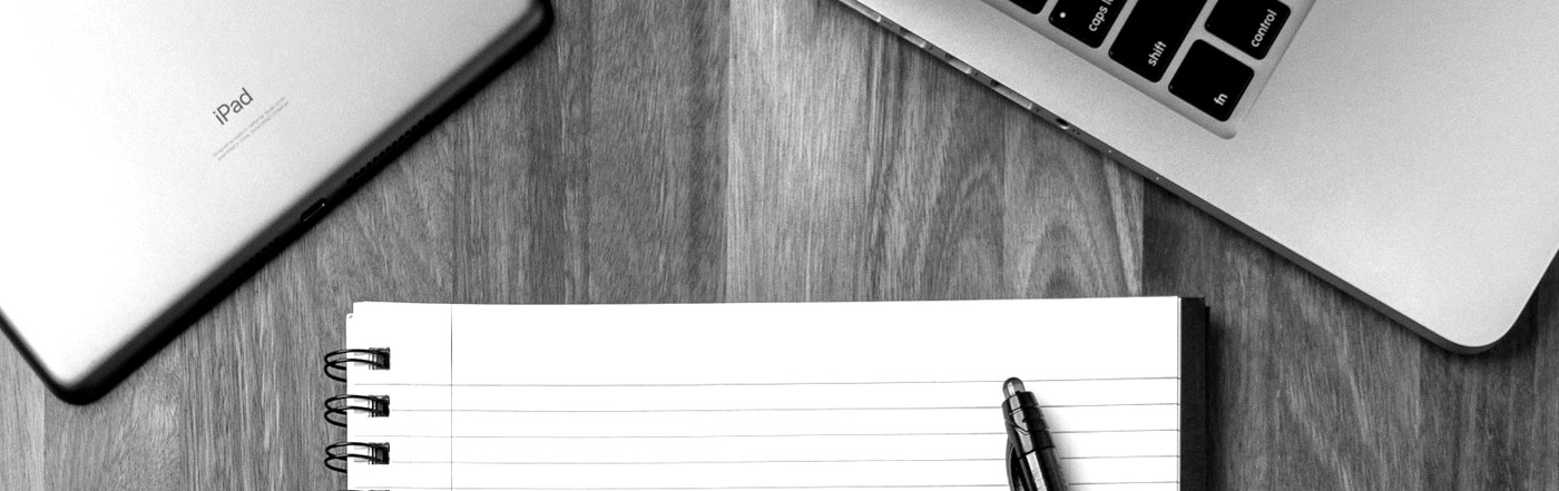 Escritorio con laptop y libreta